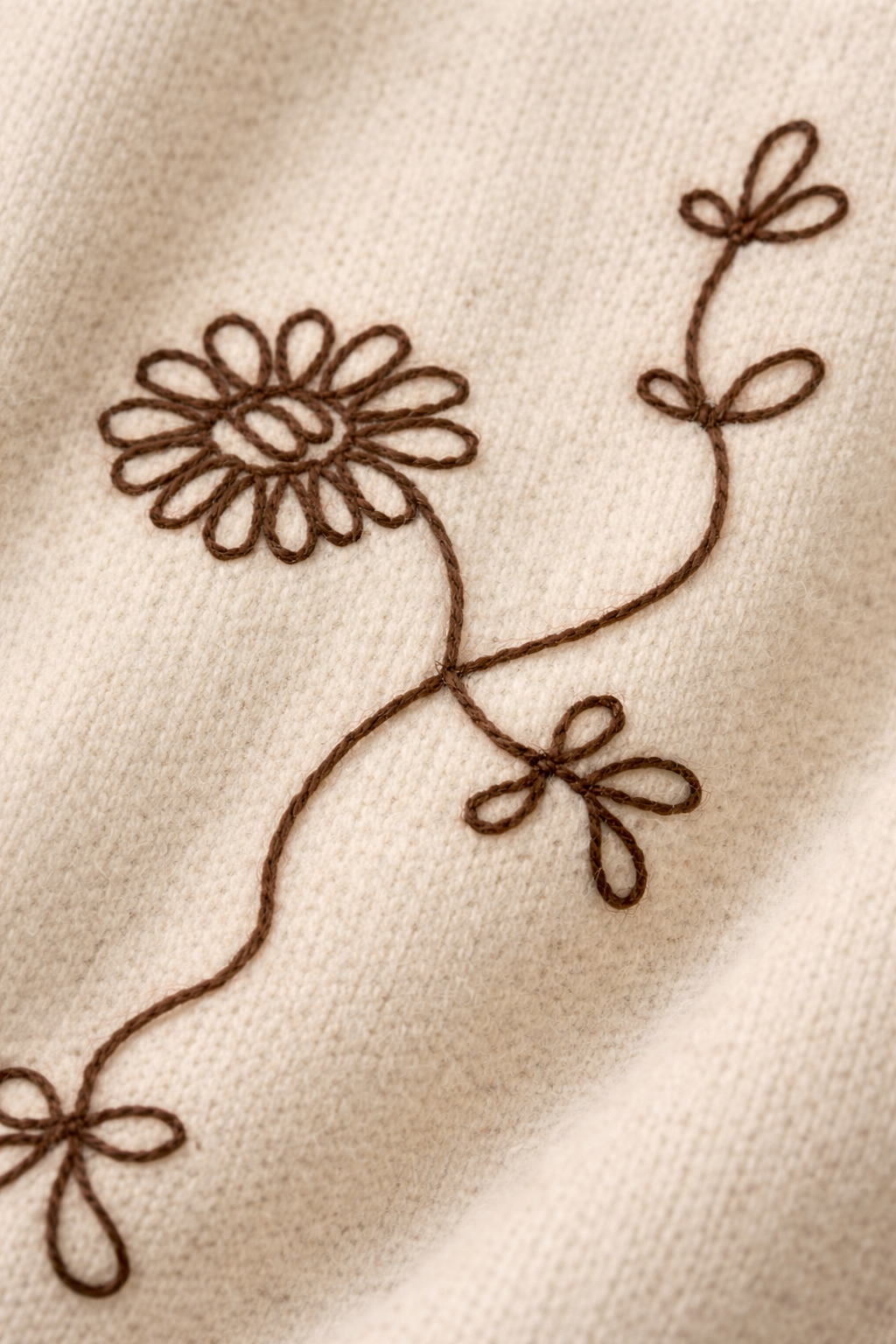 Sabine | miękki sweter z haftem kwiatowym, beżowo-czekoladowy